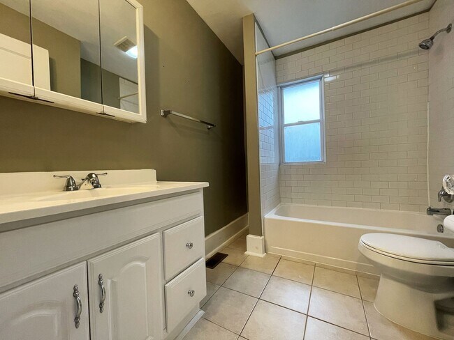 Building Photo - Single Family Home 3 beds 1.5 bath Availab...