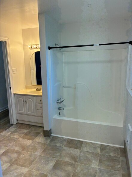 Building Photo - 129 Vinson Rd