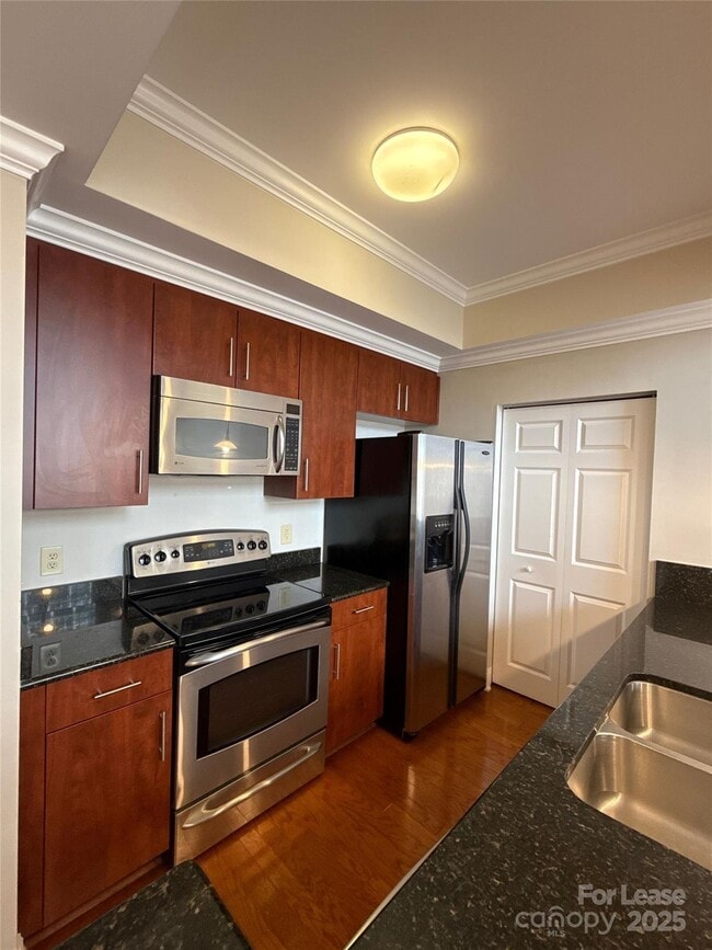 Building Photo - 300 W 5th St