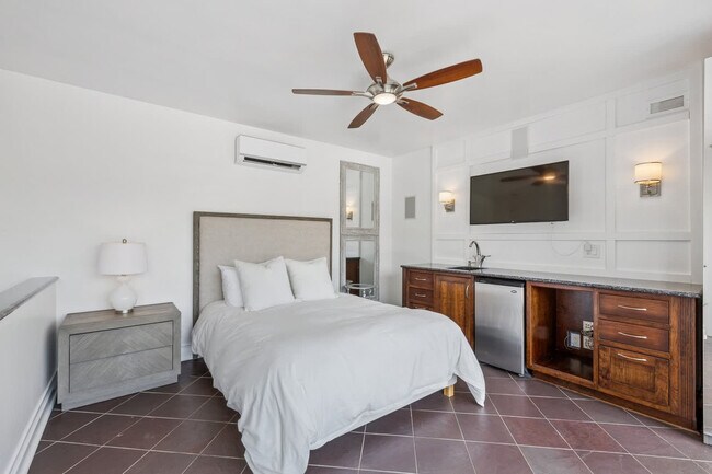 Building Photo - 657 N Carpenter St