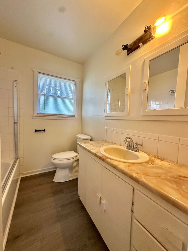 Building Photo - Charming 3-Bedroom Home w/ Fully Renovated...