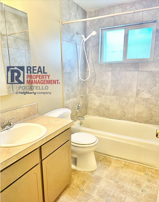 Building Photo - 230 W Chubbuck Rd