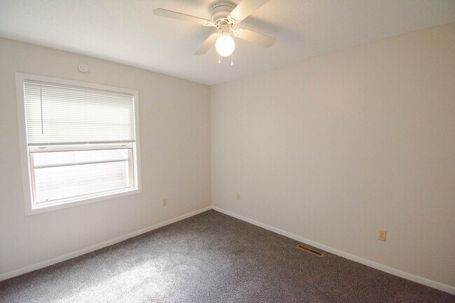 Building Photo - Updated 4br home with private backyard!