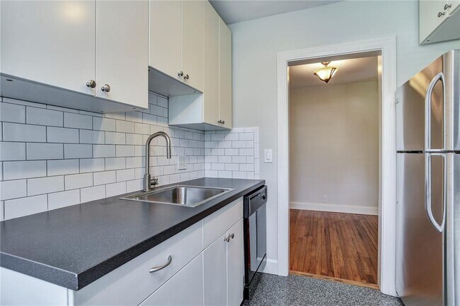 Building Photo - 404 S Westland Ave