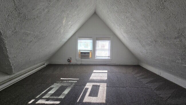Building Photo - 2047 Lawrence Ave