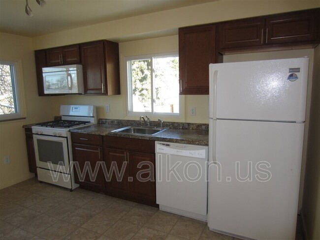Building Photo - 621 Brierly Ln