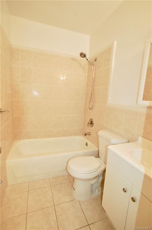 Building Photo - 633 Old Post Rd