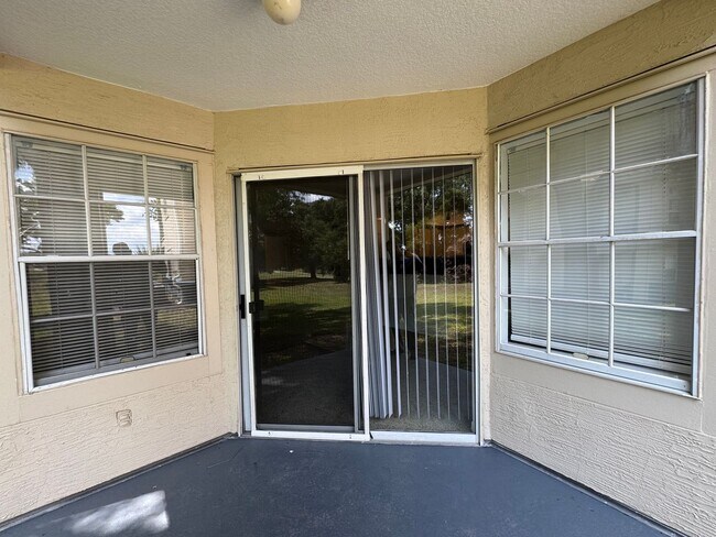 Building Photo - Metrowest 2BR/2BA Condo – Ground Floor Con...