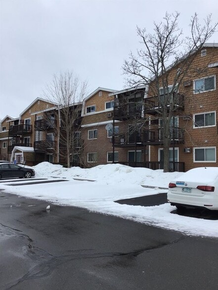 Building Photo - 210 Brook Village Rd