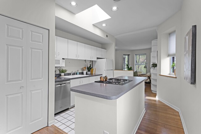 Building Photo - 5858 Nina Pl