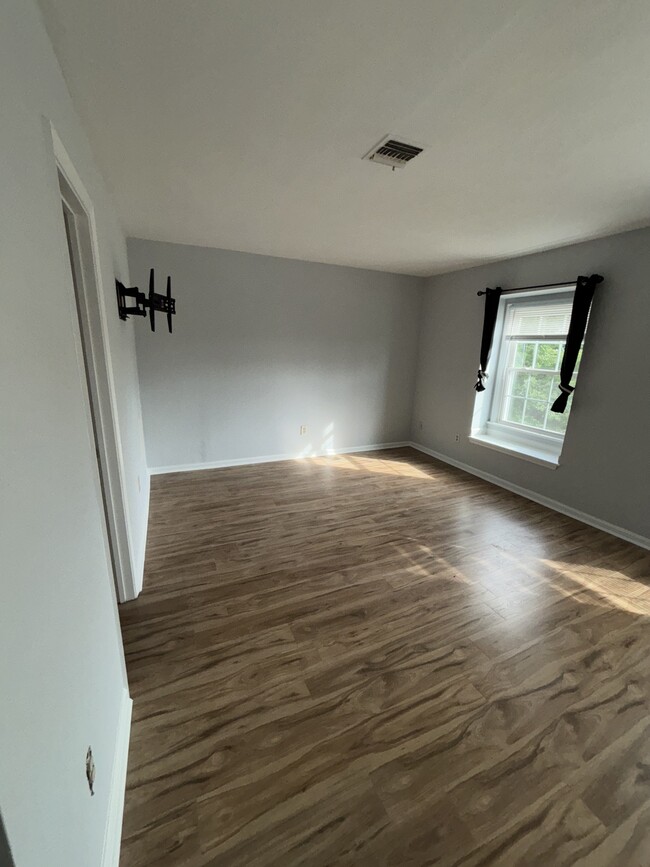 Building Photo - 1526 Brenland Cir