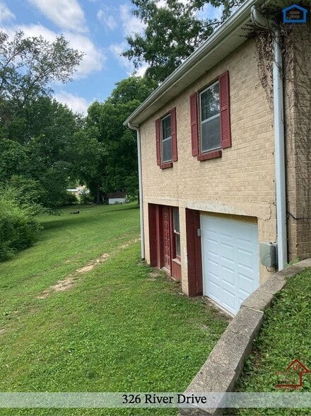 Building Photo - 326 River Dr