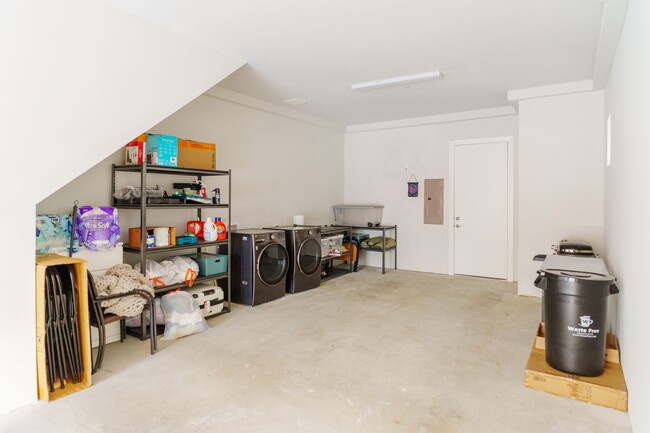 Building Photo - 381 E Greenbriar Ln