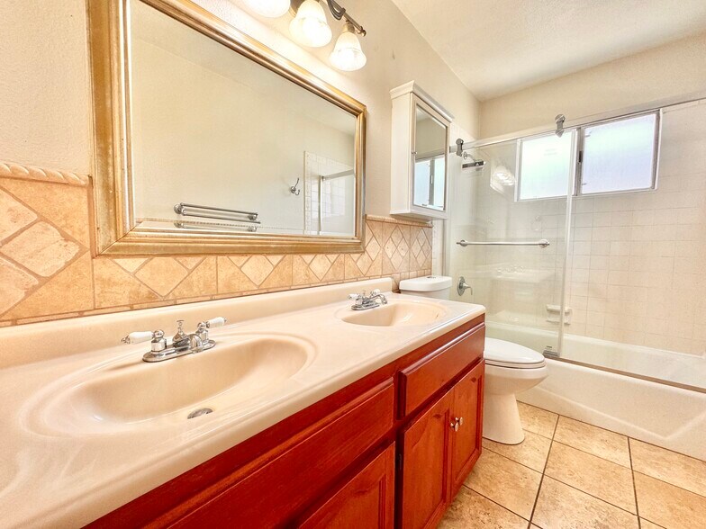 Building Photo - 5138 W 141st St