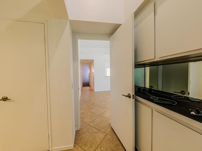 Building Photo - Sought after 2 bedroom 2 bath upstairs con...