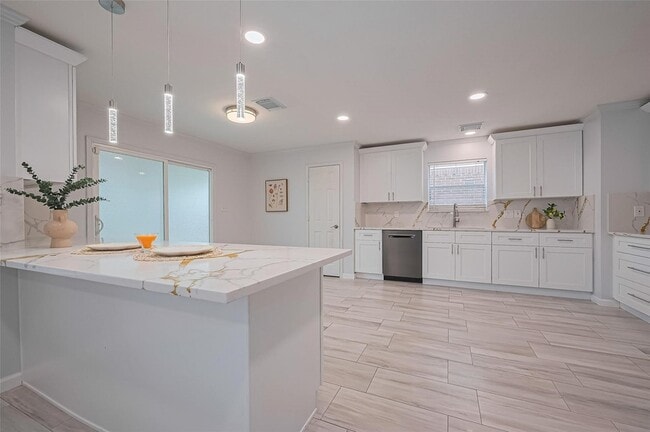 Building Photo - 5914 Clerkenwell Dr