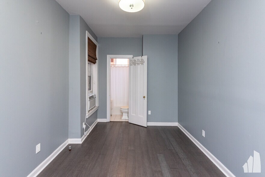 Building Photo - 450 W Surf St