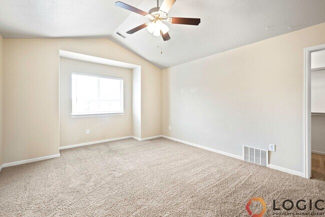 Building Photo - Beautiful Townhome in Midvale!