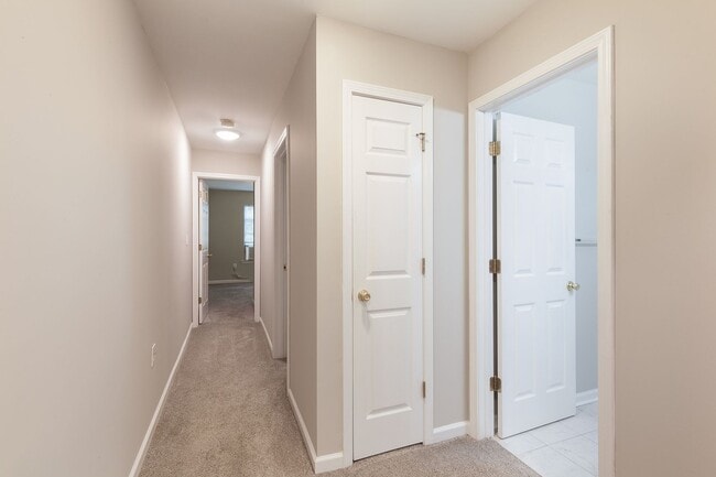 Building Photo - 3bd/2.5 ba Duplex Unit w/ Garage in Ideal ...