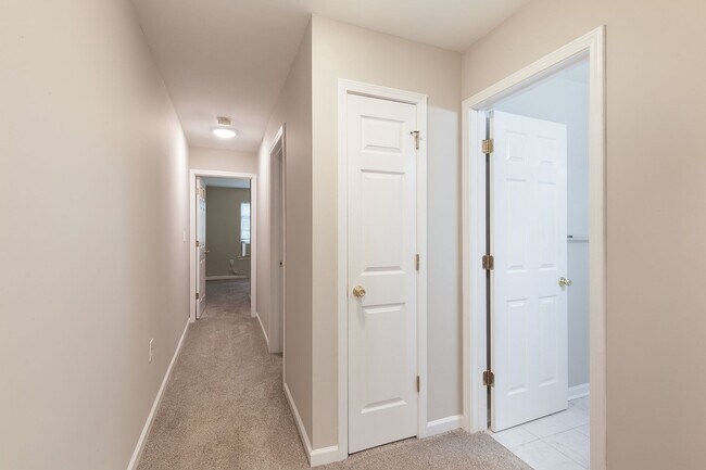 Building Photo - 3bd/2ba Duplex Unit w/ Garage in Ideal Loc...