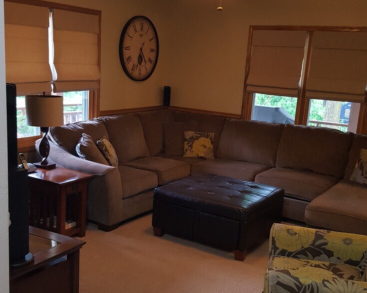Living Room - 143 River St