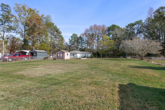 Building Photo - ADORABLE 3 BEDROOM RANCHER WITH LARGE FENC...