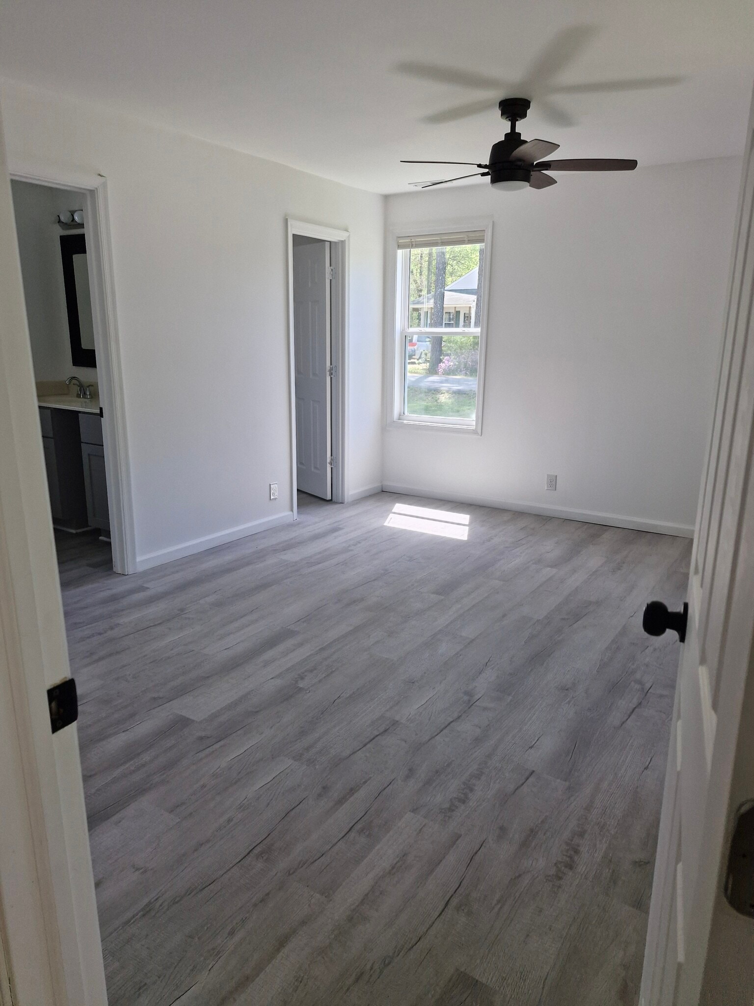 Main bedroom with full bath and closet - 405 Baptist Rd