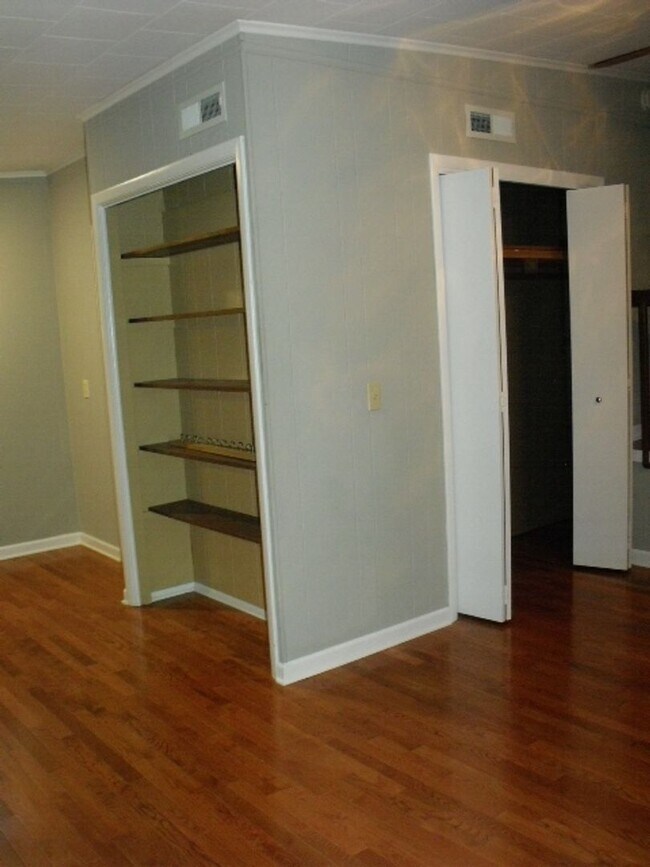 Building Photo - THIS COULD BE YOUR NEW HOME, BUSINESS, OR BOTH!