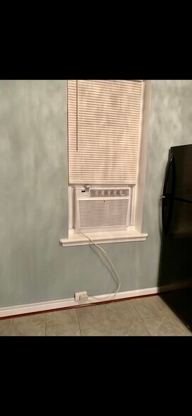 Building Photo - 143 Delphine St