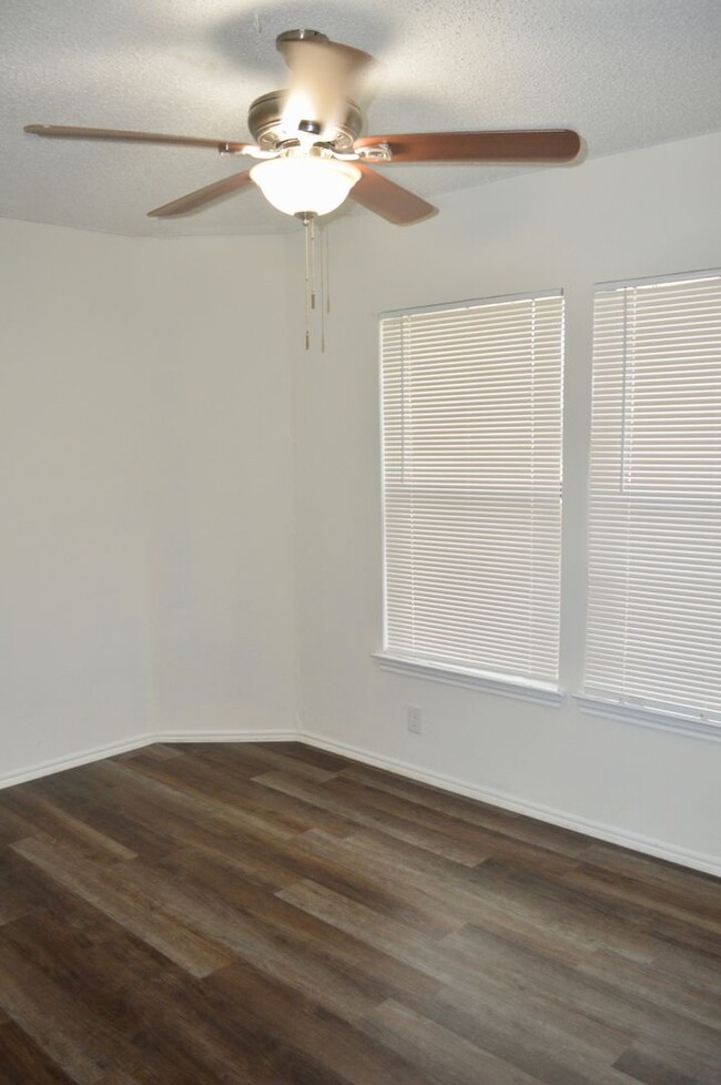 Building Photo - Charming 3 bed 2 bath with a converted gar...