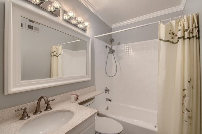 Building Photo - 2 Bedroom 1 Bath - Single Level Townhome Available mid June