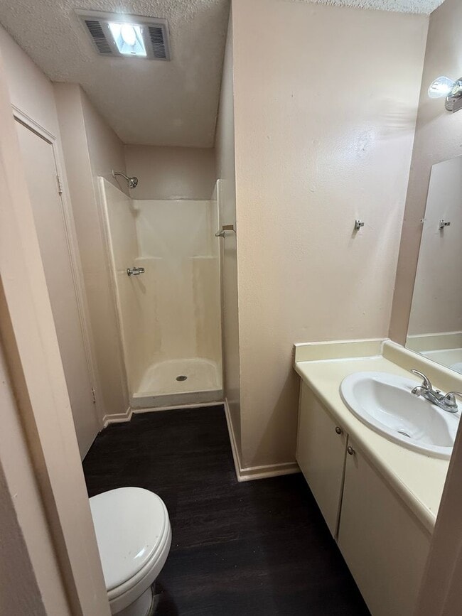 Building Photo - 2 bedroom 2 bath town home in a gated community