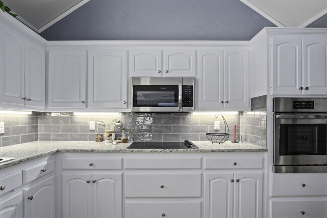 Building Photo - "Spacious 4-Bedroom Home with 3 Full Baths...