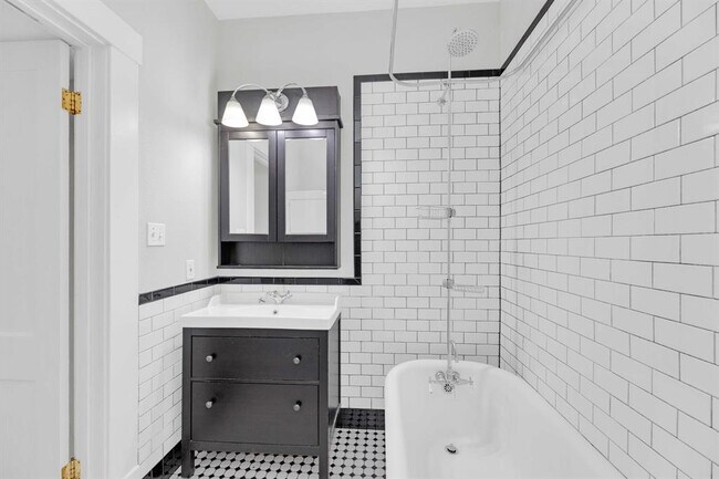 Building Photo - 615 W 33rd St