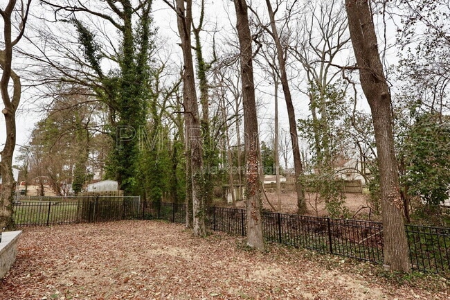 Building Photo - 3012 Elmbrook Rd