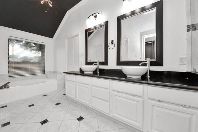 Building Photo - 15818 Sweetwater Creek Dr