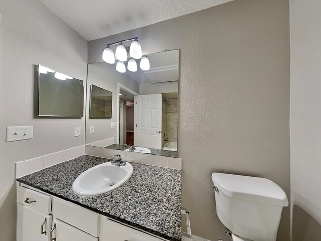 Building Photo - 725 Crest Pines Dr