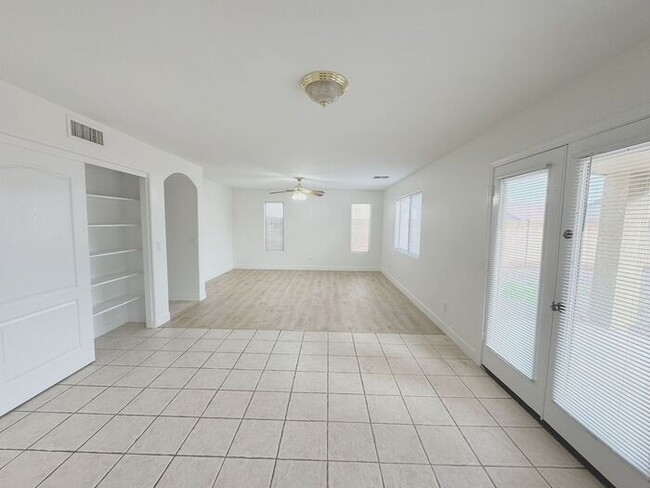 Building Photo - MOVE IN SPECIALS!! 15 DAYS RENT FREE!! Wonderful large, 4 br 2.5 ba family home in Johnson Ranch