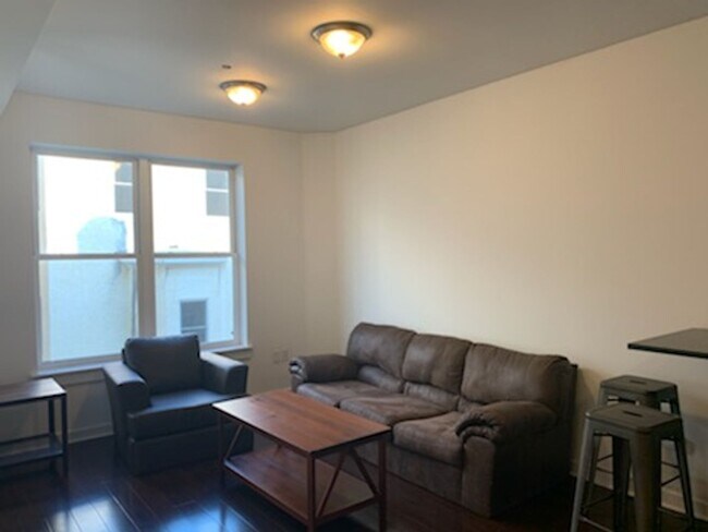 Interior Photo - 1536 N. Carlisle