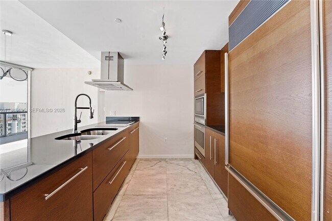 Building Photo - 495 Brickell Ave