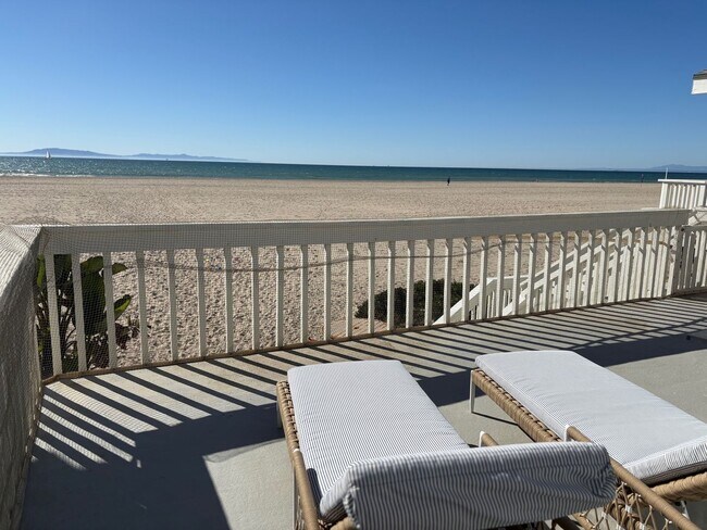 Building Photo - 4027-4029 Ocean Dr