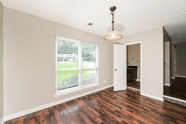 Building Photo - 2468 Mistletoe Ln SW
