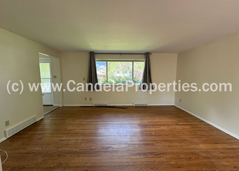 Building Photo - 1021 Adams Dr