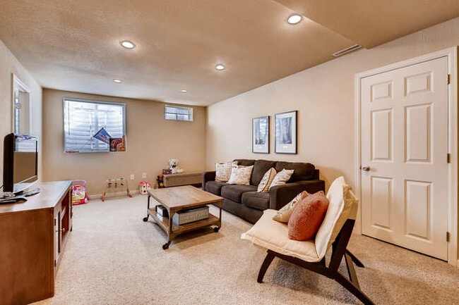 Building Photo - 1370 Xanthia St