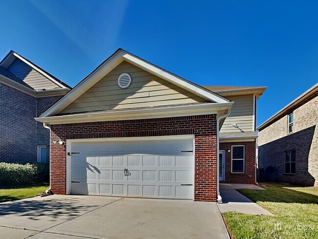 Building Photo - 528 Tulip Ln