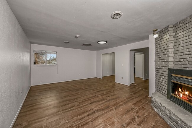 Building Photo - 3-bedroom 2-bathroom home with fenced back...