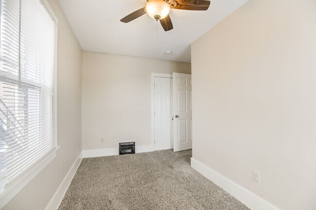 Building Photo - Beautiful Three Bedroom Town Home!