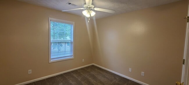 Building Photo - Available now 3 bed/2bath ranch Fenced in ...