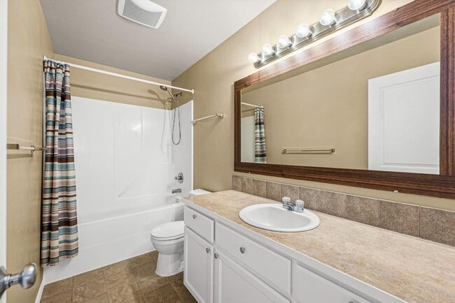 Building Photo - Spacious Corner Lot Home Near JBLM | 4 Bed...