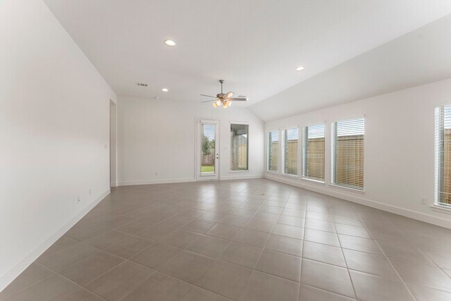 Building Photo - 26545 Pioneer Pointe Ct